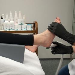 PODNÓŻEK DO PEDICURE NA FOTEL ACT SZARY